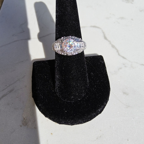 Elegant Silver Ring with Dazzling Oval Gemstone - Picture 2 of 11